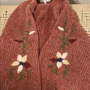 Short cardigan with embroidered flowers